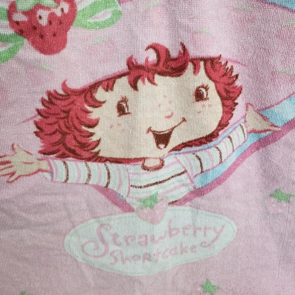 Strawberry Shortcake hooded toddler Bath Towel Vintage 90s Retro quilted